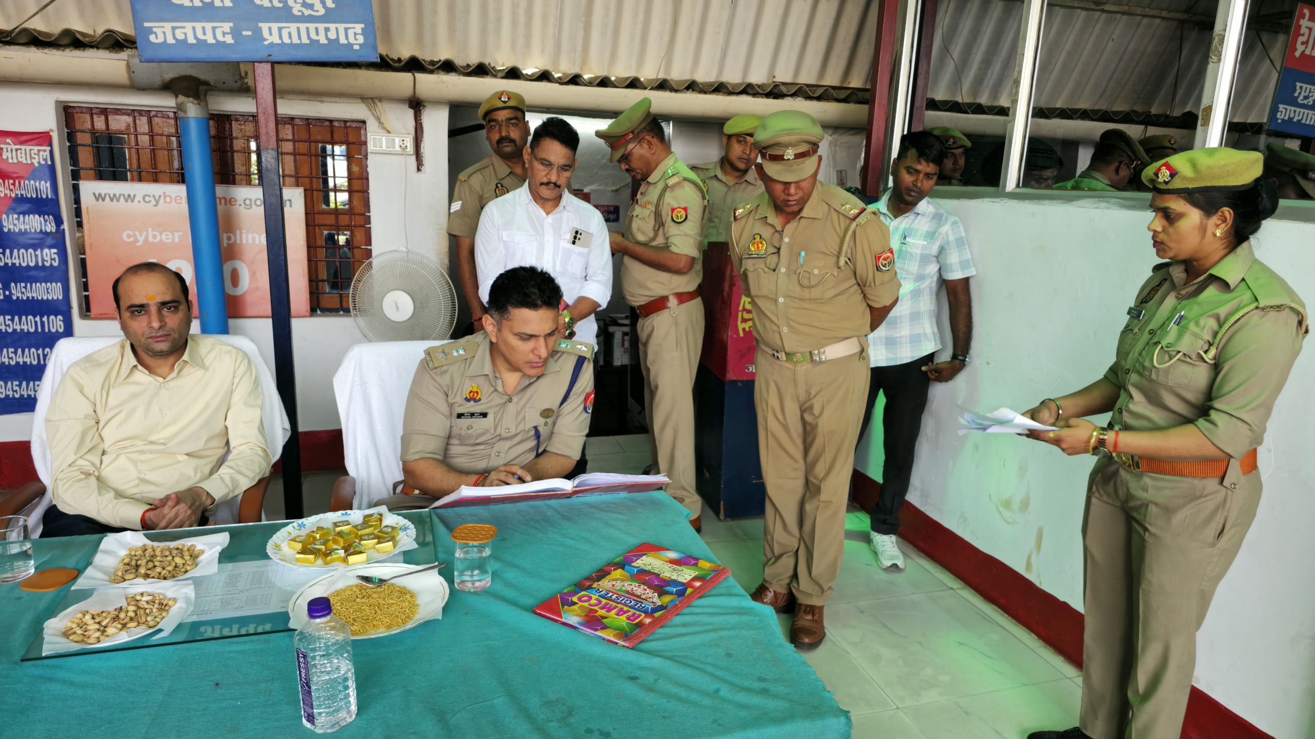 प्रतापगढ़ थाना देल्हूपुर में समाधान दिवस पर डीएम-एसपी ने सुनी जनसमस्याएं