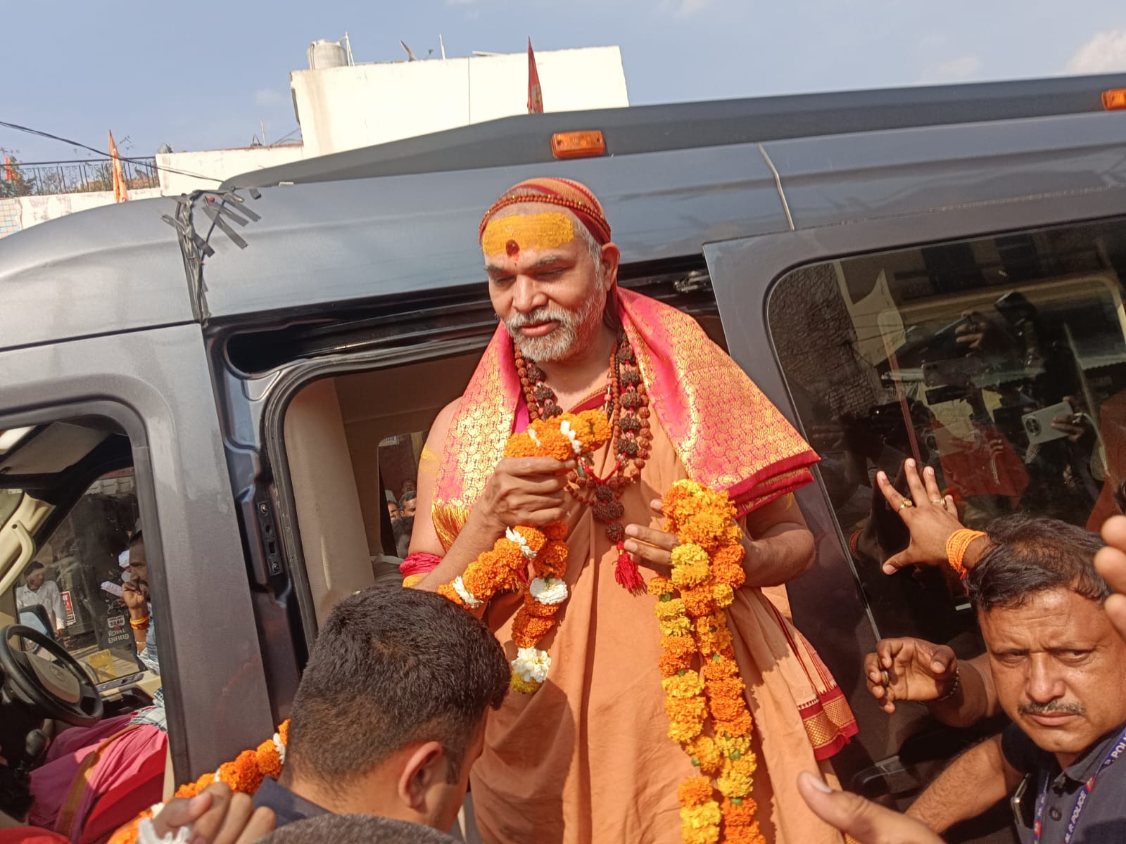 शंकराचार्य के आगमन पर चांदा चौराहा हुआ भक्तिमय, पुलिस रही मुस्तैद