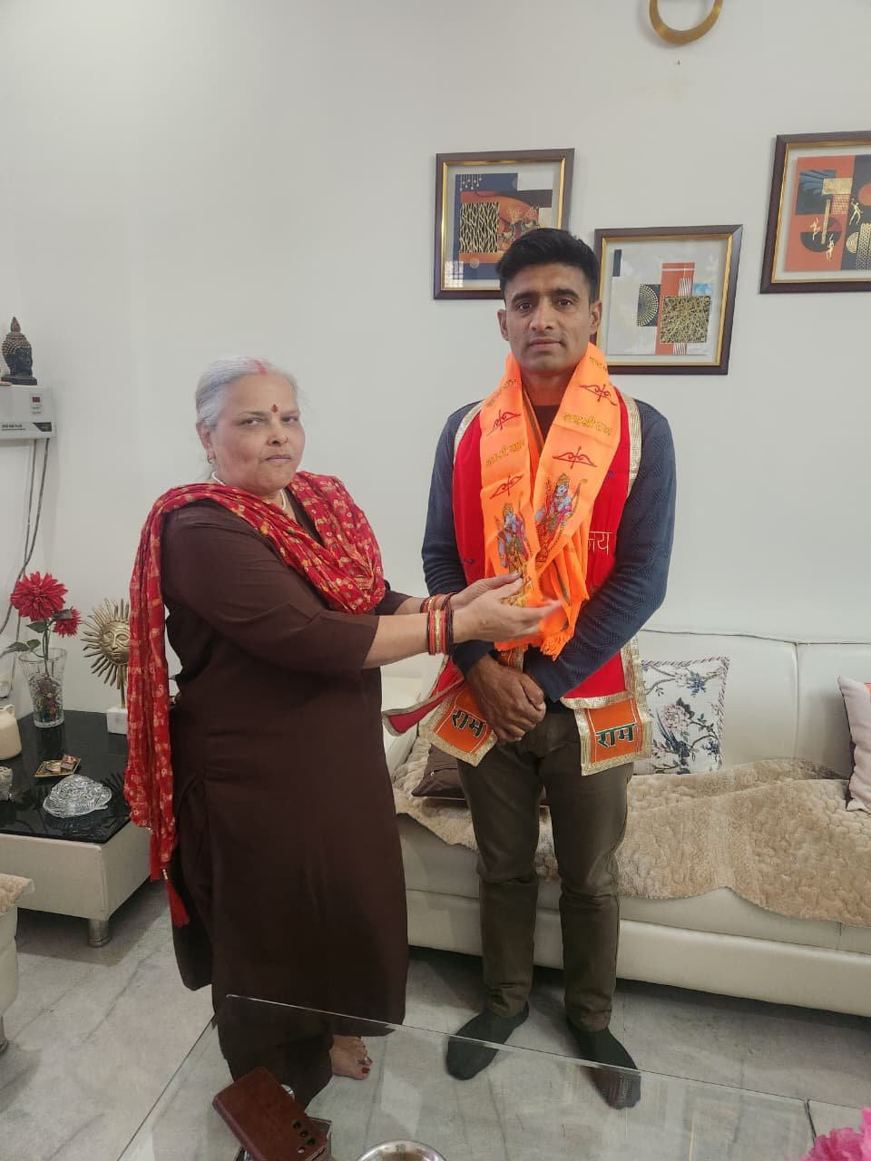 *युवा एंटी करप्शन ऑर्गेनाइजेशन के राष्ट्रीय अध्यक्ष राहुल तिवारी का लखनऊ में महिलाओं ने किया जोरदार स्वागत*