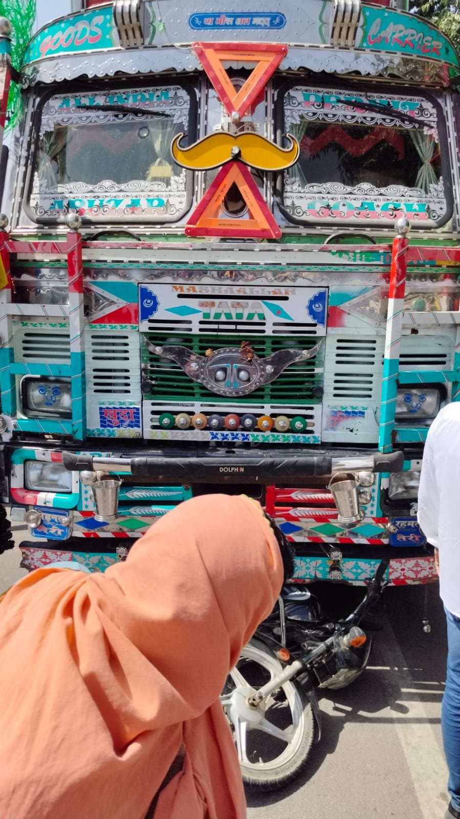 नैनी में दर्दनाक सड़क हादसा, ट्रक की चपेट में आकर युवक गंभीर रूप से घायल