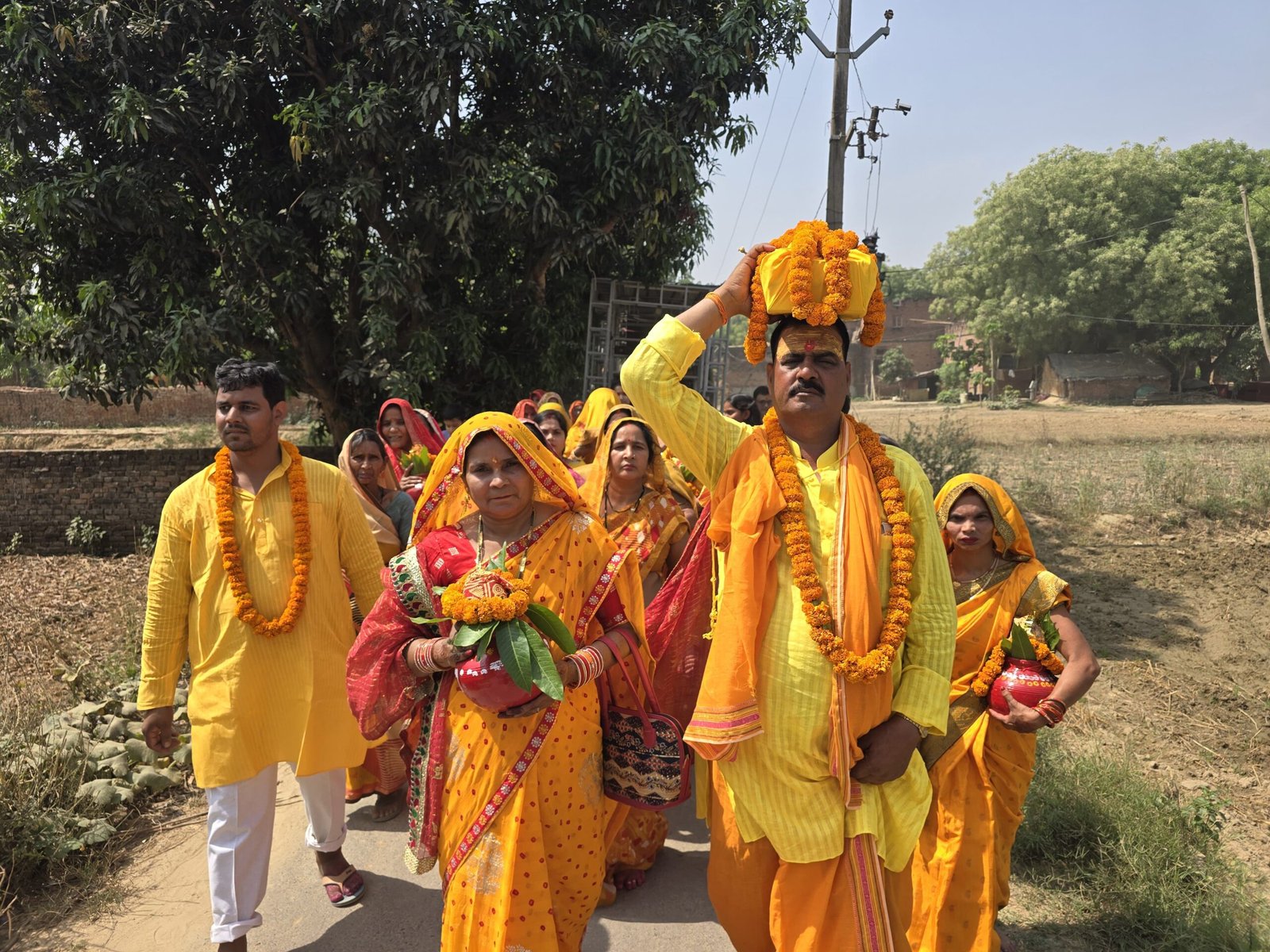 भव्य कलश यात्रा के साथ श्रीमद् भागवत कथा का शुभारंभ