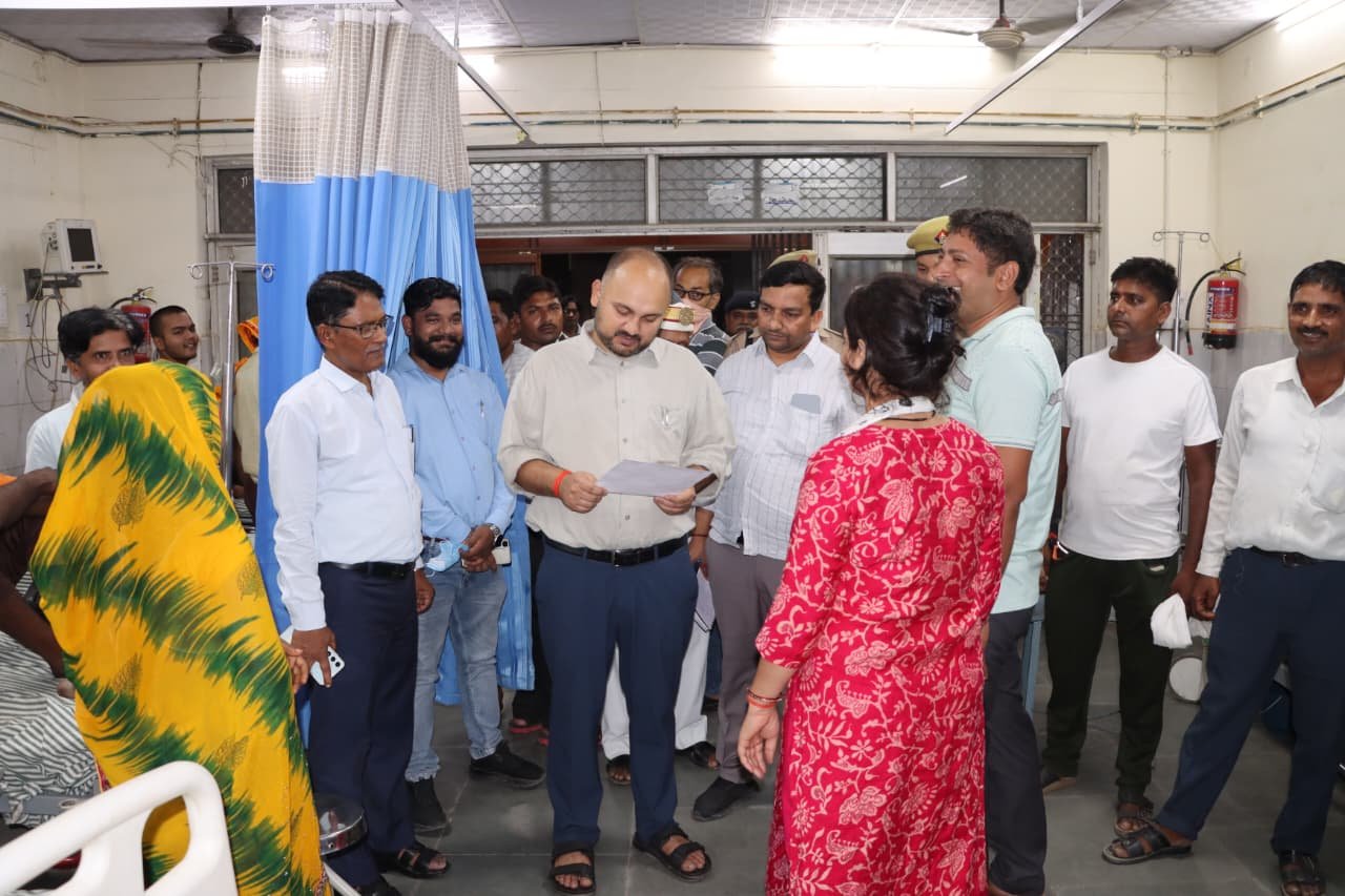 प्रतापगढ़ मेडिकल कॉलेज में डीएम का औचक निरीक्षण, बाहर की दवा लिखने पर फटकार