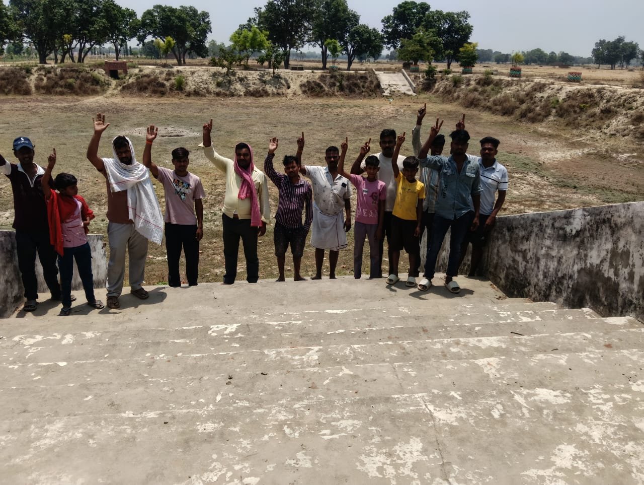ग्रामीणों की अनूठी पहल: पशु-पक्षियों के लिए ट्यूबवेल चलाकर अमृत सरोवर में भर रहे पानी