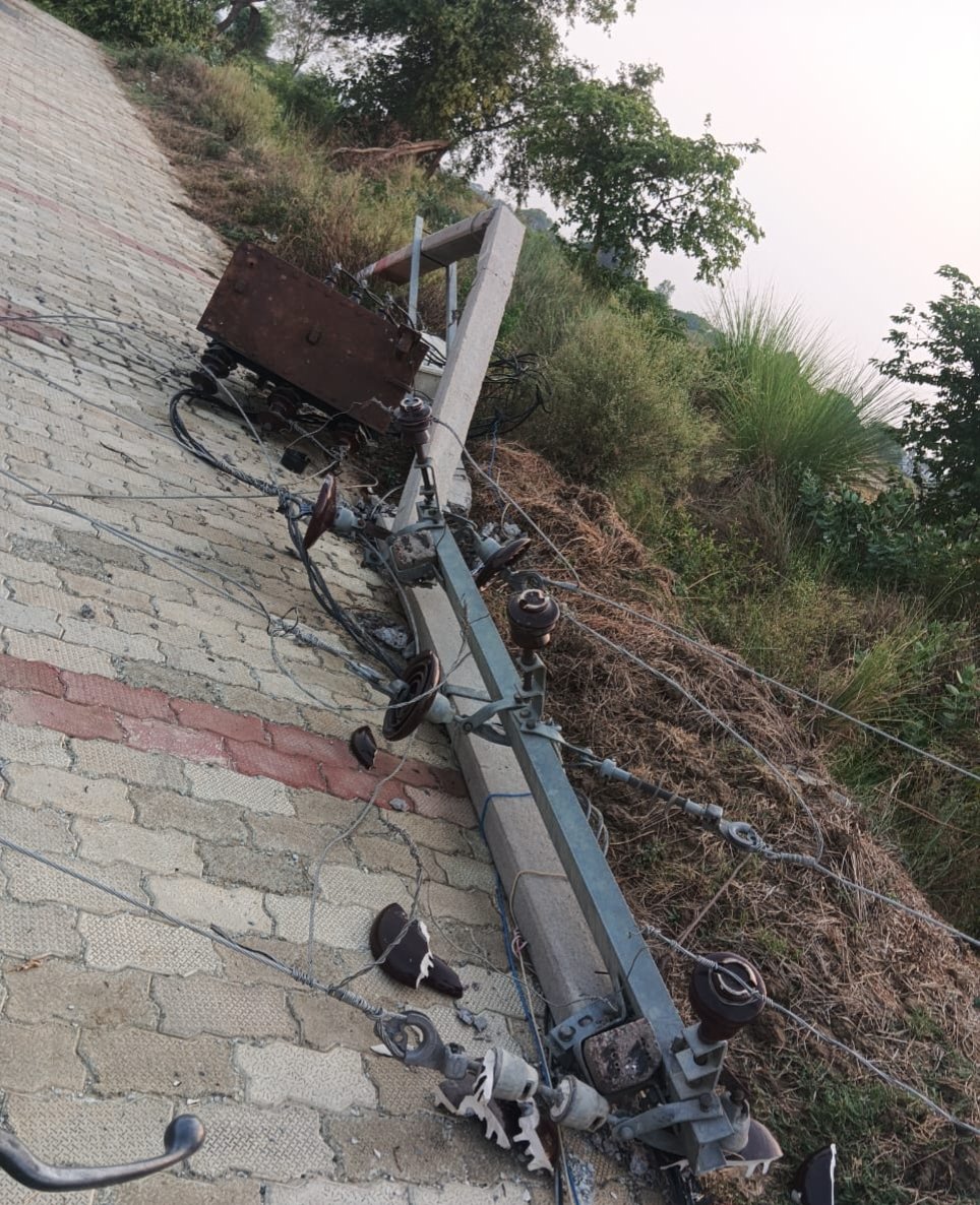 आंधी-तूफान का कहर: उखड़े बिजली के पोल, गिरे पेड़; यातायात व विद्युत व्यवस्था प्रभावित