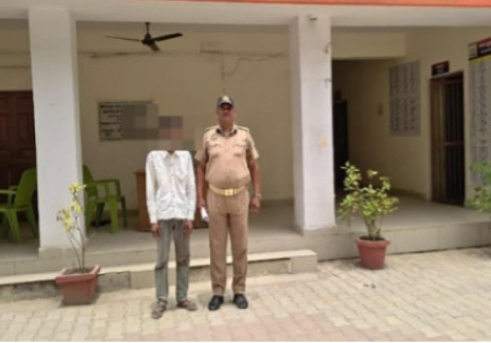 न्यायालय के आदेश पर खुटहन पुलिस ने वारंटी अभियुक्त को किया गिरफ्तार