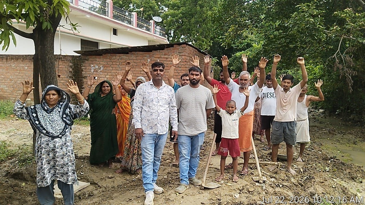 *प्रतापगढ़ : बदहाल रास्ते ने बढ़ाई ग्रामीणों की मुश्किलें, प्रसूता को खाट पर उठाकर सड़क तक ले जाने को मजबूर हुए परिजन*