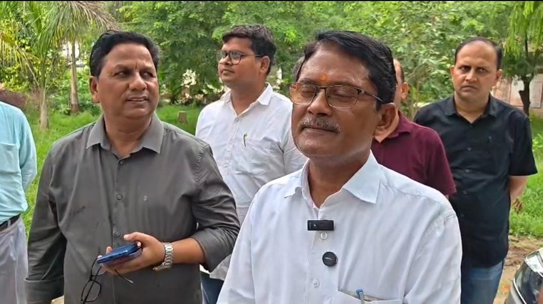 *प्रतापगढ़ : सीएमओ के निरीक्षण में खुली सीएचसी अमरगढ़ की पोल बैठक के बीच ओपीडी में बेखौफ चलता रहा बाहर की दवा का खेल*