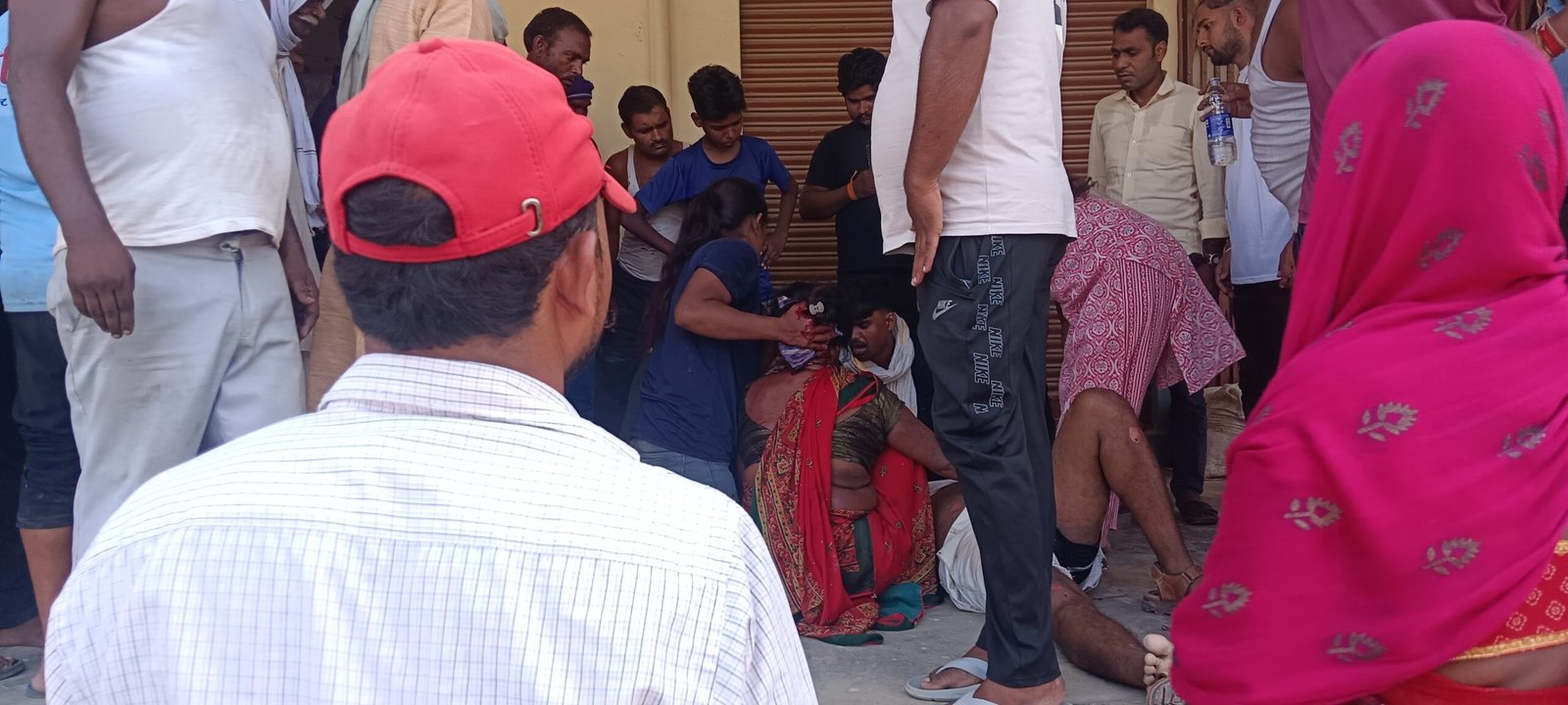 अनियंत्रित बोलेरो की टक्कर से बाइक सवार तीन लोग गंभीर घायल, चालक वाहन सहित फरार