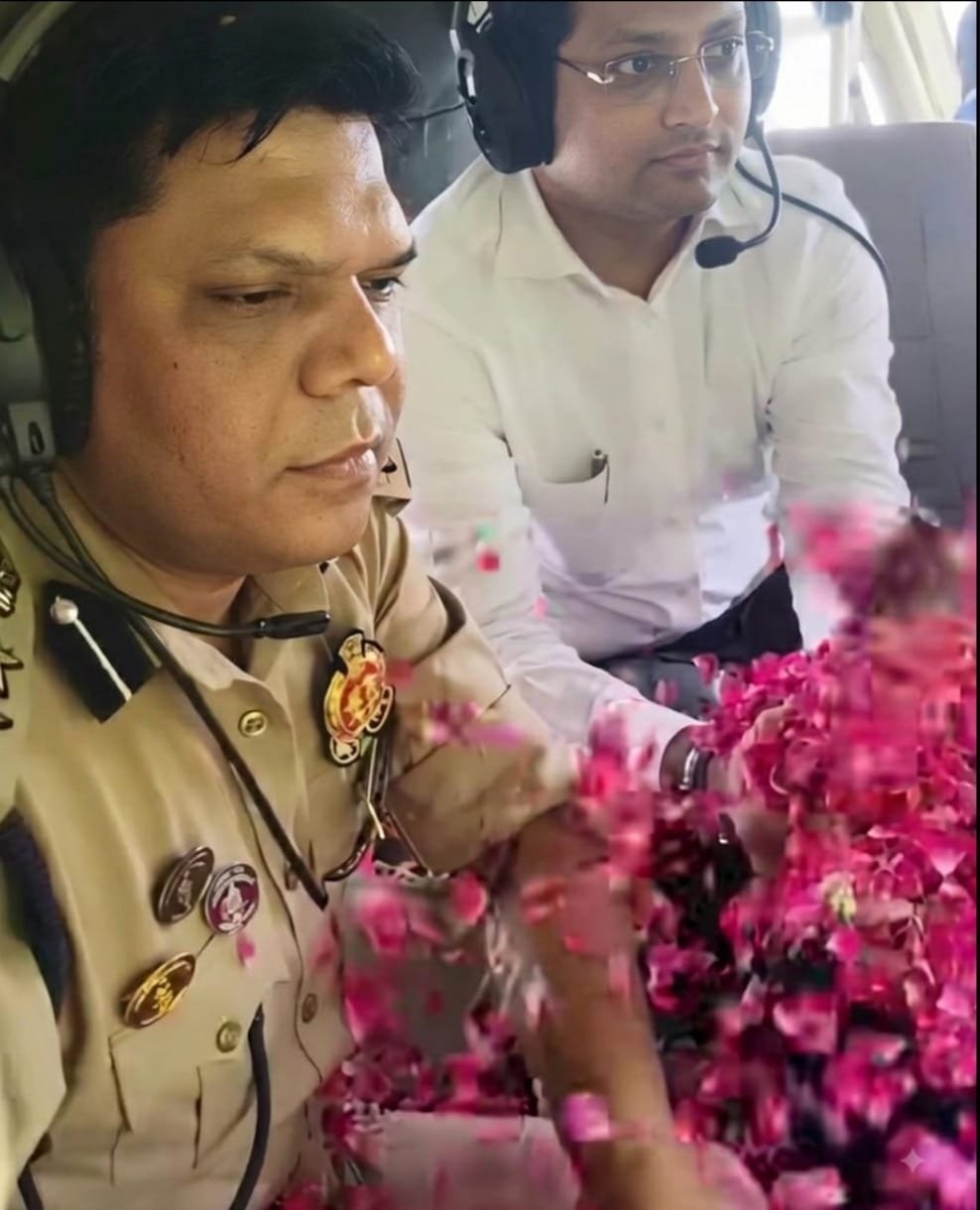 डीएम और एसपी ने हेलीकाप्टर से कांवरियों पर बरसाए फूल, गूंजा हर-हर महादेव
