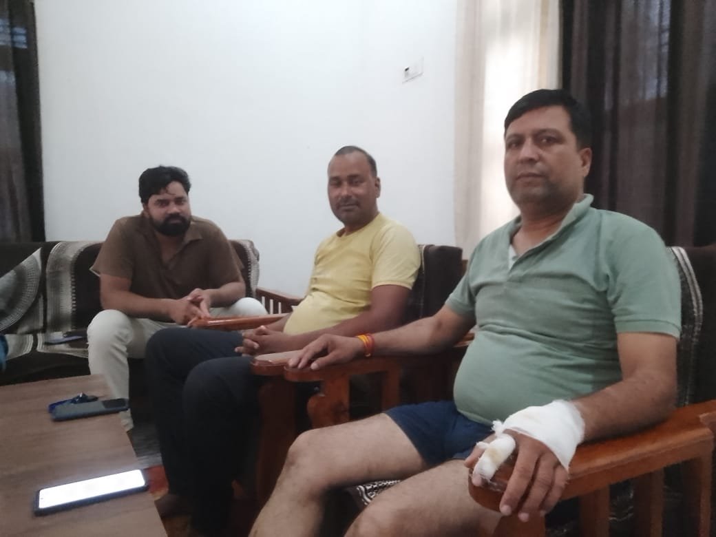 *पागल कुत्ते के हमले में अधिवक्ता गंभीर रूप से घायल, 16 जगह काटा*