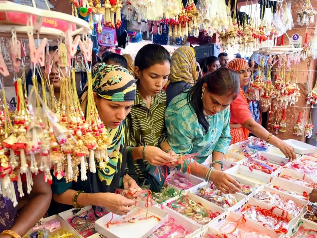 रक्षाबंधन से पहले सजा बाजार, रंग-बिरंगी राखियों से बढ़ी रौनक